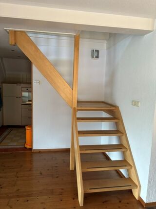 Open houten kwartslagtrap, kwartslag links, naturel hout, hoogte 250–2